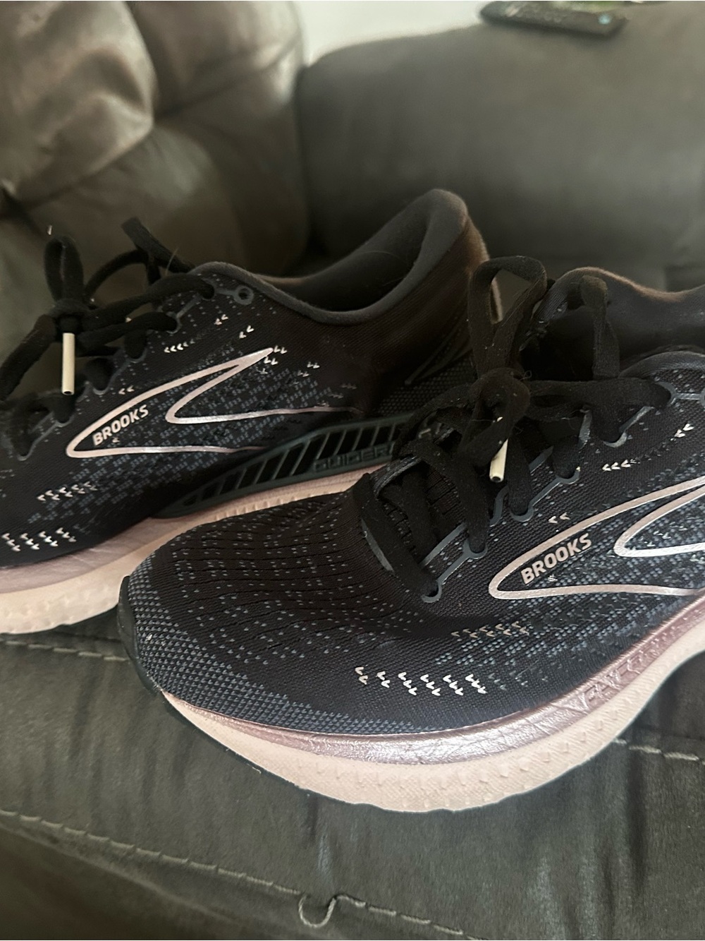 Brooks Women's Black and Light Pink Athletic Running Shoes size 8 Wide D